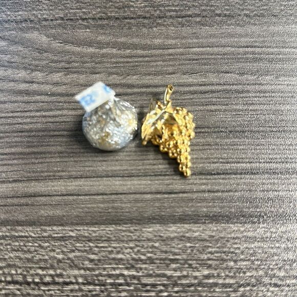 Vintage Signed Monet Gold Tone Grapes Cluster Brooch - Picture 4 of 4